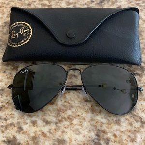 Ray Ban Aviator sunglasses matte black frames